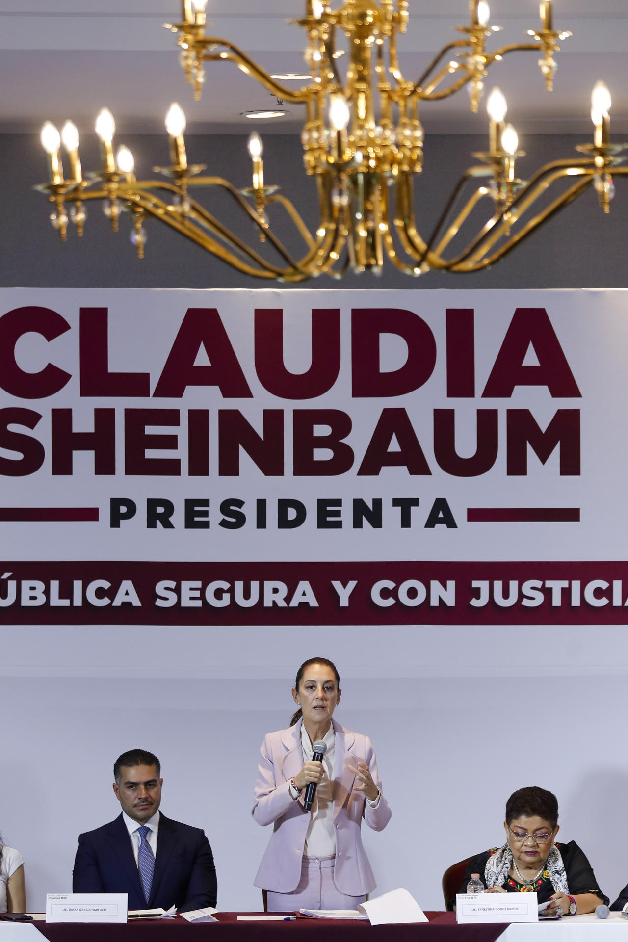 La candidata presidencial del oficialismo Movimiento de Regeneración Nacional (Morena), Claudia Sheinbaum (c); los candidatos al Senado, Omar García Harfuch (i), y Ernestina Godoy (d), participan en una conferencia de prensa este lunes en la Ciudad de México. EFE/Isaac Esquivel
