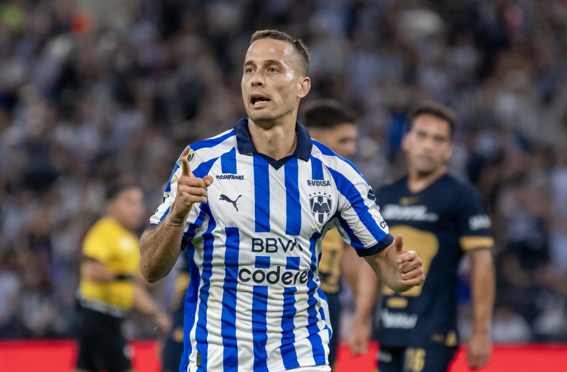 Sergio Canales, centrocampista español del club mexicano de fútbol Rayados de Monterrey, fue registrado este domingo, 3 de marzo, al celebrar un gol que le anotó a los Pumas, durante un partido de la fecha 10 del Torneo Clausura 2024 del fútbol en México, en el estadio BBVA, en Monterrey. EFE/Miguel Sierra
