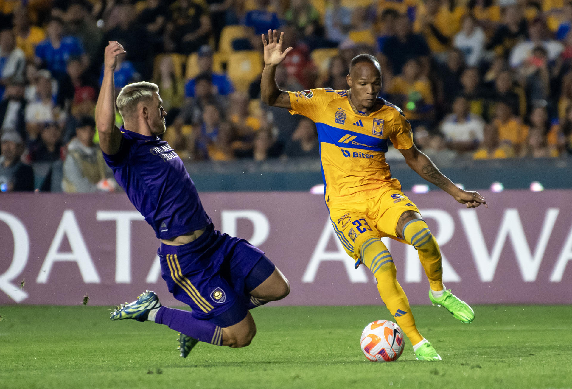 Luis Quiñones (d) de Tigres de México disputa el balón con Robin Jansson (i) de Orlando City de Estados Unidos este martes durante un partido de vuelta de los octavos de final de la Copa de Campeones de la Concacaf entre Tigres y Orlando City, disputado en el Estadio Universitario, en Monterrey (México). EFE/ Miguel Sierra
