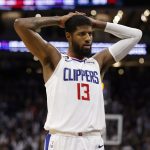 Fotografía de archivo en la que se registró a Paul George, alero estrella de los Clippers de Los Ángeles, quien aportó 28 puntos, con once de doce en tiros de campo y seis de siete en triples, para guiar el triunfo a domicilio de su equipo 111-126 sobre los Bulls de Chicago en la NBA. EFE/John G. Mabanglo