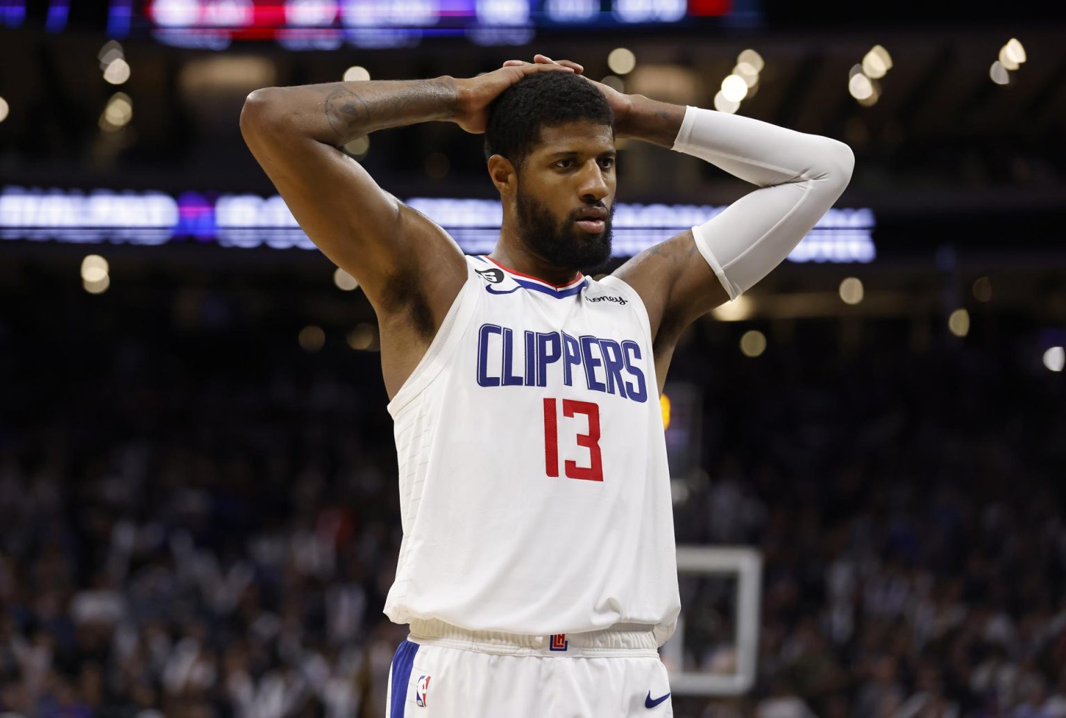 Fotografía de archivo en la que se registró a Paul George, alero estrella de los Clippers de Los Ángeles, quien aportó 28 puntos, con once de doce en tiros de campo y seis de siete en triples, para guiar el triunfo a domicilio de su equipo 111-126 sobre los Bulls de Chicago en la NBA. EFE/John G. Mabanglo