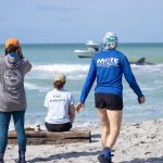 Fotografía cedida por Mote Marine Laboratory and Aquarium donde aparecen dos de sus miembros junto a miembros de la Comisión de Conservación de Pesca y Vida Silvestre de Florida (FWC) mientras observan al enorme cachalote que se había quedado varado en la costa del Golfo de México en Florida durante el fin de semana. EFE/Mote /SOLO USO EDITORIAL /NO VENTAS /SOLO DISPONIBLE PARA ILUSTRAR LA NOTICIA QUE ACOMPAÑA /CRÉDITO OBLIGATORIO