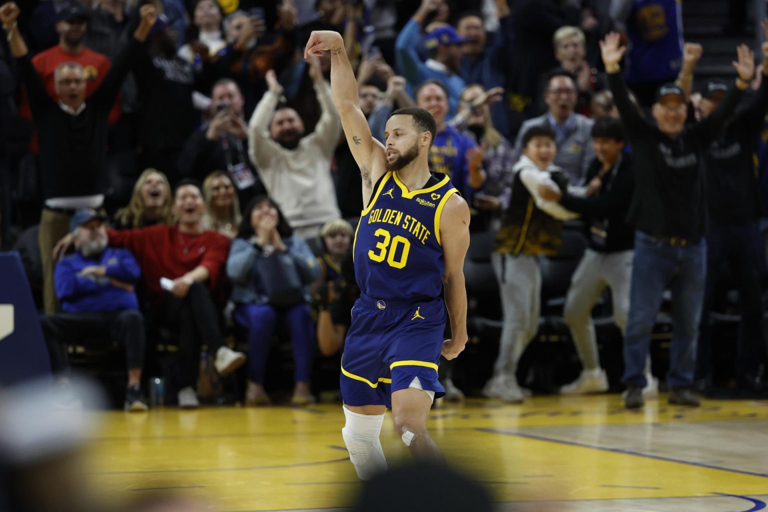 Fotografía de archivo en la que se registró a Stephen Curry, base estrella de los Warriors de Golden State de la NBA. EFE/John G. Mabanglo