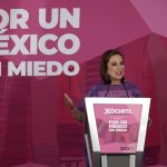 La candidata presidencial del frente opositor Fuerza y Corazón por México, Xóchitl Gálvez, habla durante una conferencia de prensa este viernes, en Ciudad de México (México).  EFE/ José Méndez