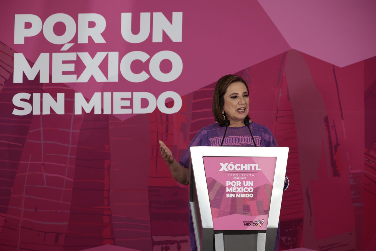 La candidata presidencial del frente opositor Fuerza y Corazón por México, Xóchitl Gálvez, habla durante una conferencia de prensa este viernes, en Ciudad de México (México).  EFE/ José Méndez