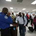 Fotografía de archivo de pasajeros que pasan el control de seguridad en el aeropuerto internacional de Miami, Florida (EEUU). EFE/John Watson-Riley