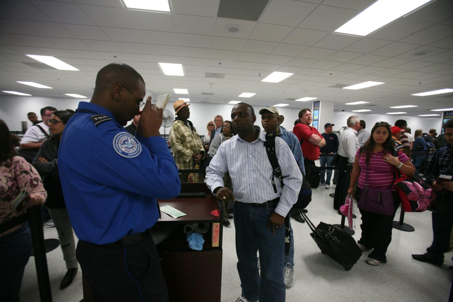 Fotografía de archivo de pasajeros que pasan el control de seguridad en el aeropuerto internacional de Miami, Florida (EEUU). EFE/John Watson-Riley