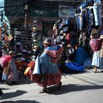 Mujeres caminan en un mercado popular en La Paz (Bolivia). EFE/Luis Gandarillas