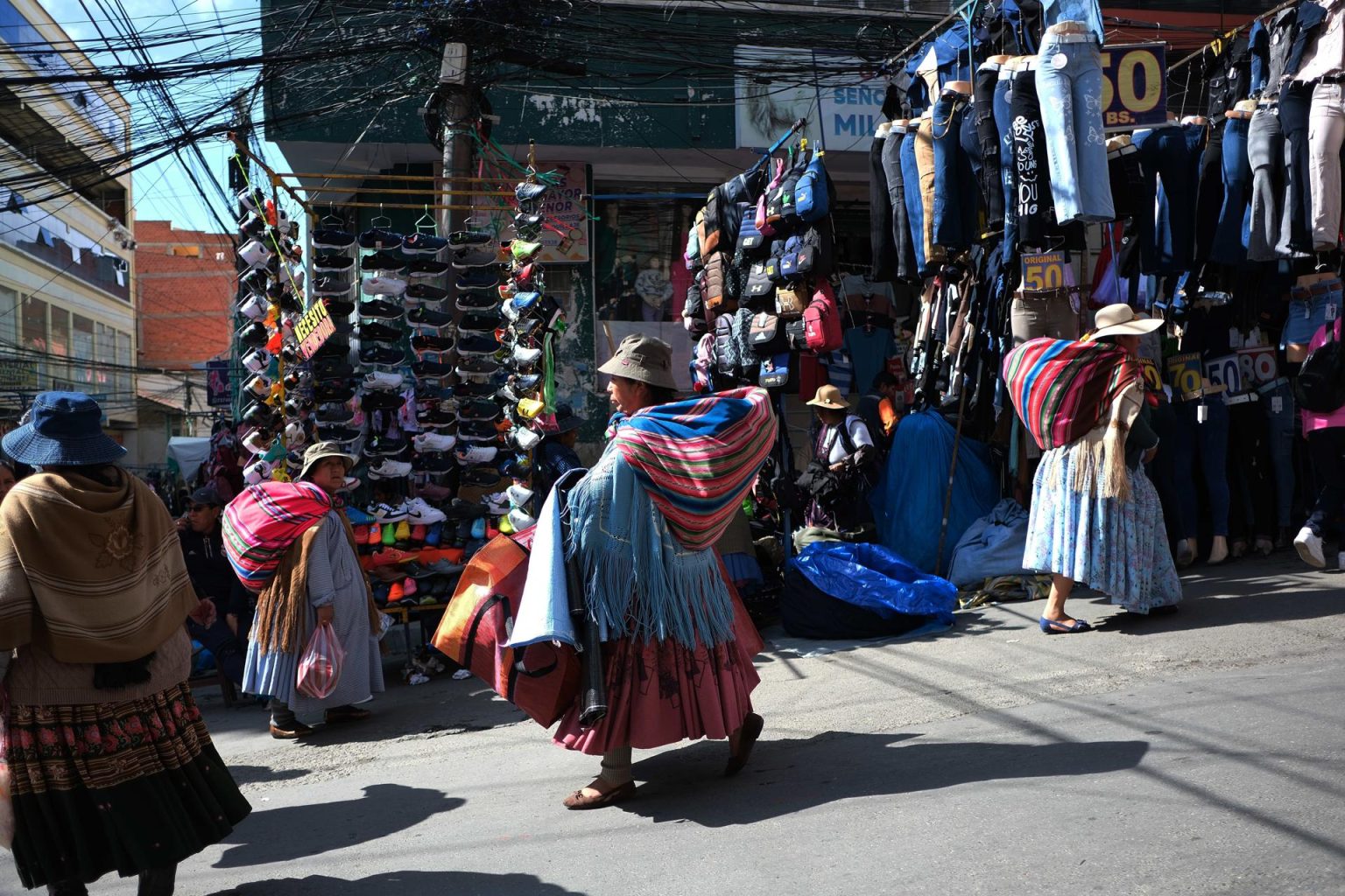 Mujeres caminan en un mercado popular en La Paz (Bolivia). EFE/Luis Gandarillas