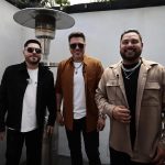 Los integrantes de la Banda MS, Alan Ramírez (d), Oswaldo Silvas (c) y David Castro (i), posan este viernes durante la inauguración de un mural dedicado a la agrupación en Ciudad de México (México). EFE/José Méndez