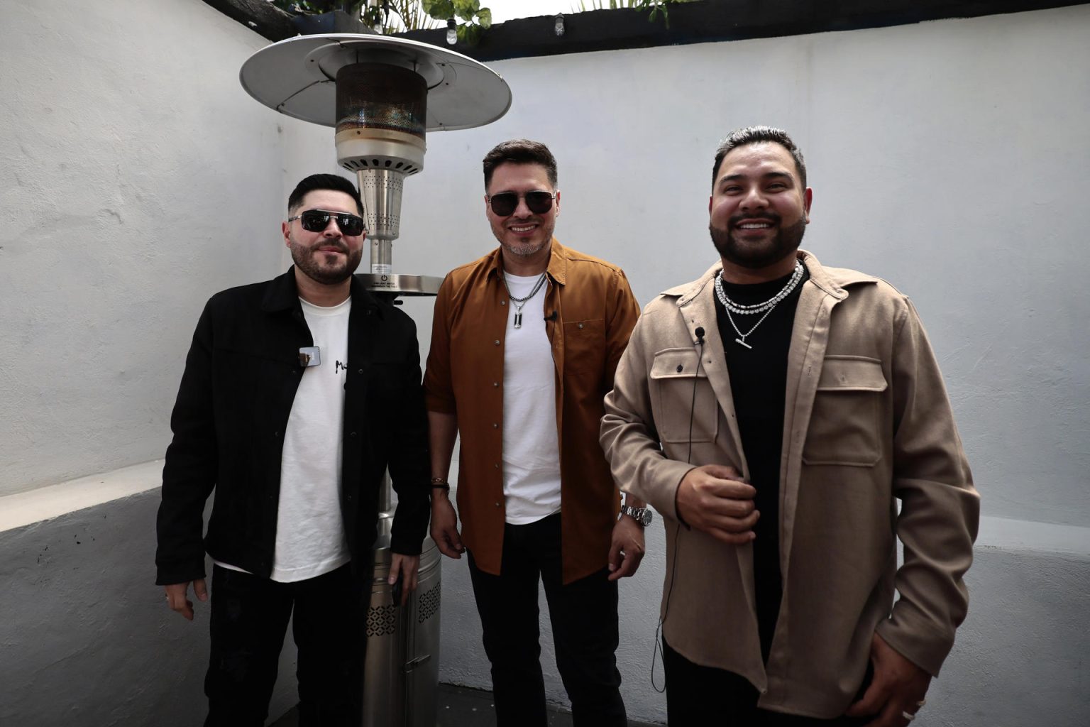 Los integrantes de la Banda MS, Alan Ramírez (d), Oswaldo Silvas (c) y David Castro (i), posan este viernes durante la inauguración de un mural dedicado a la agrupación en Ciudad de México (México). EFE/José Méndez