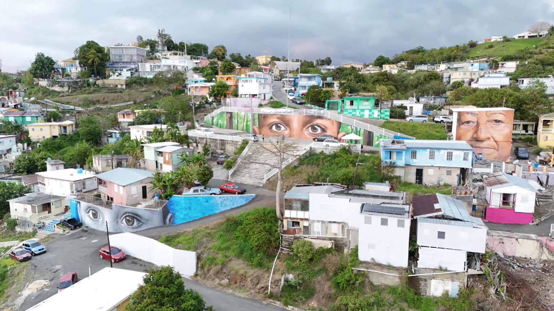 Fotografía cedida por la organización 'Arte para Unir' donde se muestra una vista panorámica de las obras de los muralistas españoles Diego As (i) y Xolaka (c), y del argentino Maximiliano Bagnasco (d) que forman parte del proyecto 'Miradas del barrio', en el barrio de El Cerro, en Yauco (Puerto Rico). EFE/Arte para Unir /SOLO USO EDITORIAL /NO VENTAS /SOLO DISPONIBLE PARA ILUSTRAR LA NOTICIA QUE ACOMPAÑA /CRÉDITO OBLIGATORIO
