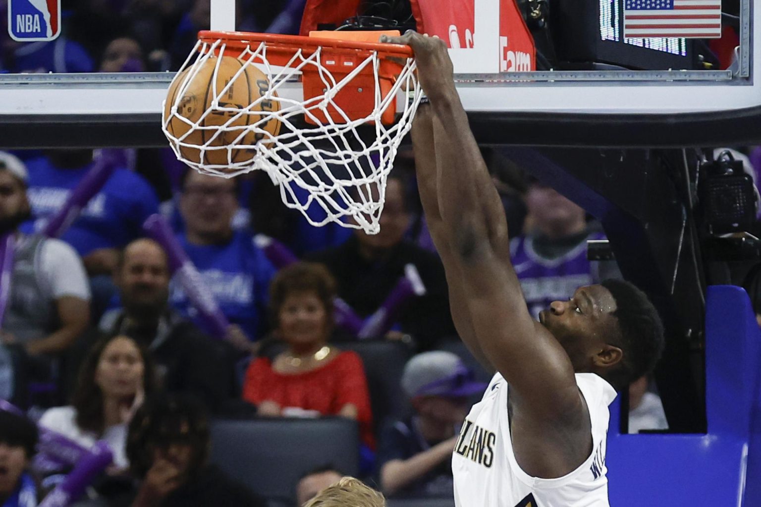 Fotografía de archivo en la que se registró a Zion Williamson, alero de los Pelicans Nueva Orleans, quien aportó 28 puntos (11 de 16 en tiros de campo), 7 rebotes y 4 asistencias, para guiar el triunfo a domicilio de su equipo 91-104 sobre los Nets de Brooklyn en la NBA. EFE/John G. Mabanglo