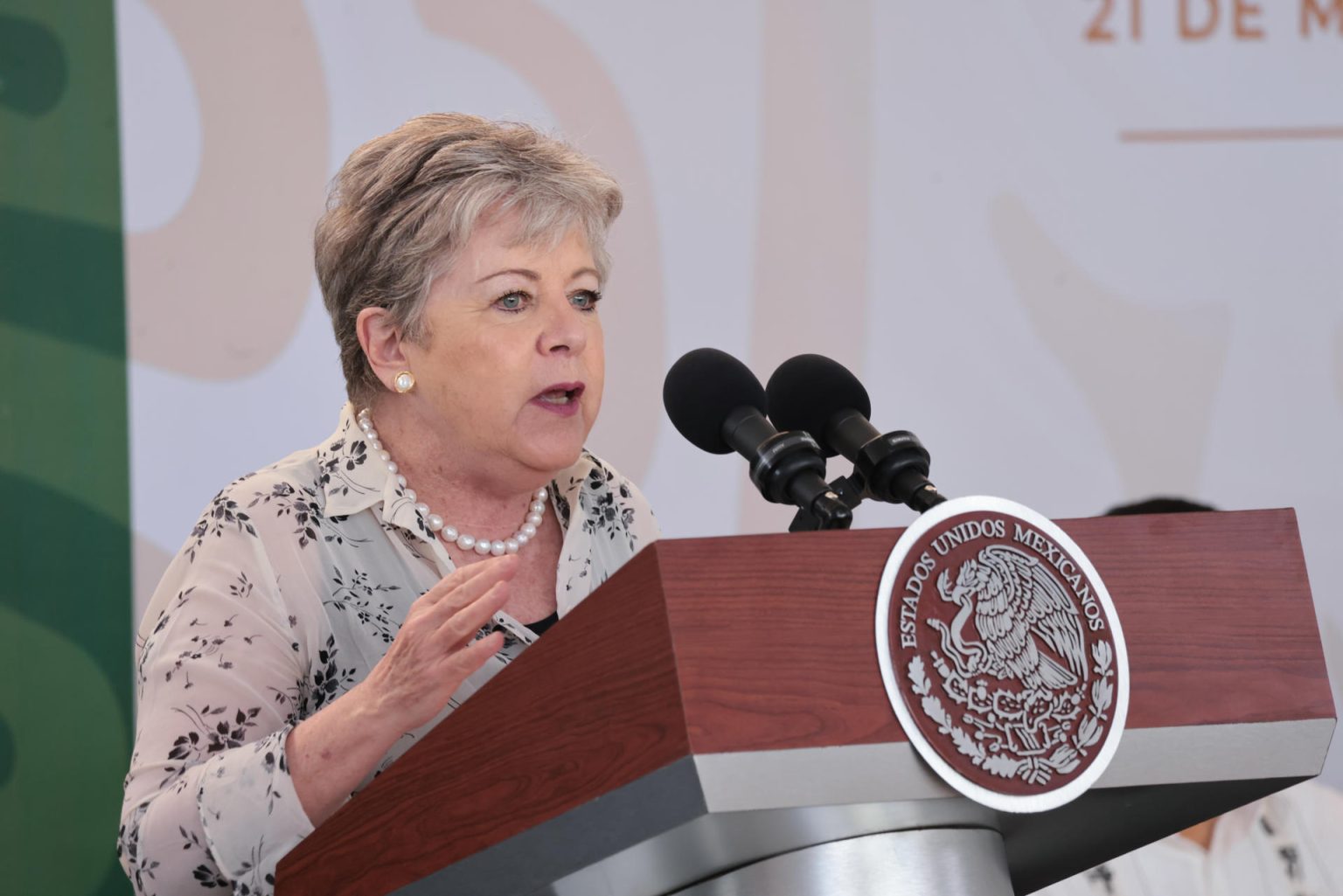 Fotografía cedida por la Presidencia de México que muestra la canciller mexicana, Alicia Bárcena, durante una rueda de prensa de Presidencia este jueves, en el estado de Oaxaca (México).  EFE/ Presidencia De México SÓLO USO EDITORIAL/SÓLO DISPONIBLE PARA ILUSTRAR LA NOTICIA QUE ACOMPAÑA (CRÉDITO OBLIGATORIO)