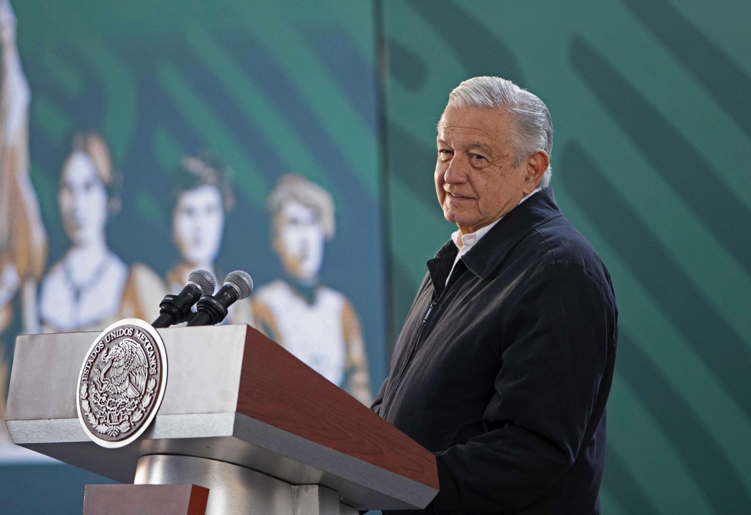 El presidente de México, Andrés Manuel López Obrador, habla durante una rueda de prensa este viernes en Morelia (México). EFE/ Iván Villanueva