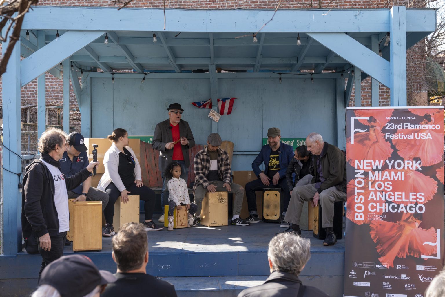 Músicos amantes del flamenco fueron registrados este sábado, 16 de marzo, durante una “cajoneada” en homenaje al legendario guitarrista español Paco de Lucía, iniciativa del Flamenco Festival Nueva York, en las afueras del Rincón Criollo -conocido también como La Casita de Chema-, en el condado del Bronx, en Nueva York (NY, EE.UU.). EFE/Angel Colmenares