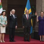 El rey de Suecia Carlos XVI Gustavo (2i) y la reina Silvia (i) son recibidos por el presidente de México, Andrés Manuel López Obrador (c) y su esposa Beatriz gutiérrez Müller (d), durante una recepción oficial este martes en Palacio Nacional de la Ciudad de México (México). EFE/ José Méndez