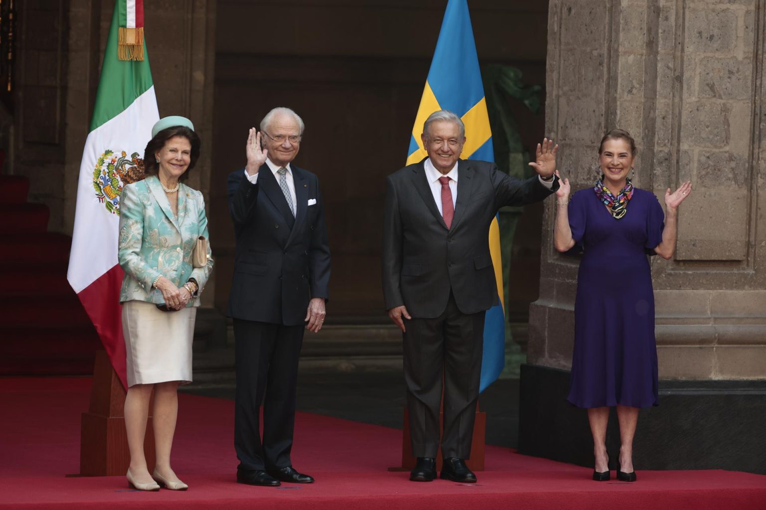 El rey de Suecia Carlos XVI Gustavo (2i) y la reina Silvia (i) son recibidos por el presidente de México, Andrés Manuel López Obrador (c) y su esposa Beatriz gutiérrez Müller (d), durante una recepción oficial este martes en Palacio Nacional de la Ciudad de México (México). EFE/ José Méndez