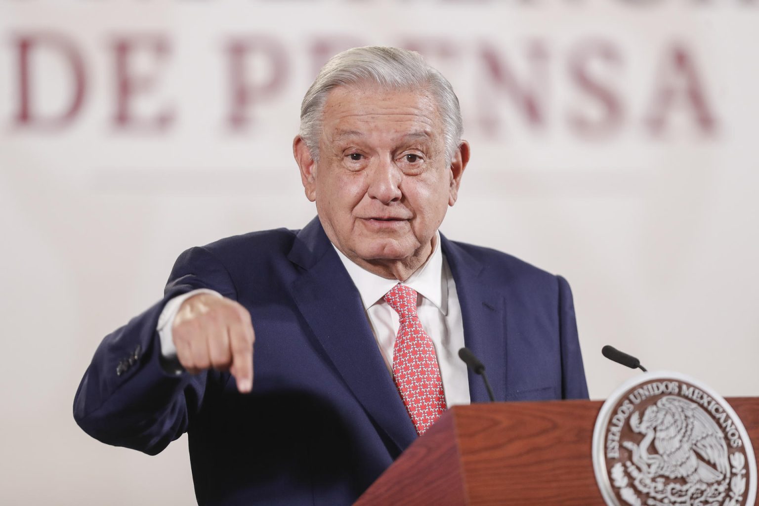 El presidente de México Andrés Manuel López Obrador habla durante una conferencia de prensa matutina este martes, en Palacio Nacional, en Ciudad de México (México). EFE/ Isaac Esquivel