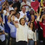 La candidata del frente opositor Fuerza y Corazón por México, Xóchitl Gálvez, participa en un acto público con simpatizantes este sábado, en la ciudad de Guadalajara, en Jalisco (México). EFE/ Francisco Guasco