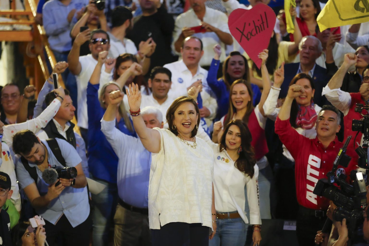 La candidata del frente opositor Fuerza y Corazón por México, Xóchitl Gálvez, participa en un acto público con simpatizantes este sábado, en la ciudad de Guadalajara, en Jalisco (México). EFE/ Francisco Guasco