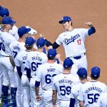 El lanzador estrella de Los Dodgers de Los Ángeles, el japonés Shohei Ohtani (d), fue registrado este jueves, 28 de marzo, al saludar a sus compañeros en su debut con el equipo californiano y antes del inicio de un partido de la MLB contra los Cardenales de San Luis, en el Dodger Stadium, en Los Ángeles (California, EE.UU.). EFE/Arrmando Arorizo