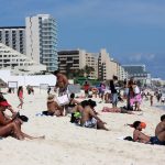 Fotografía de archivo que muestra turistas mientras descansan en una playa en Cancún, en Quintana Roo (México).   EFE/ Alonso Cupul