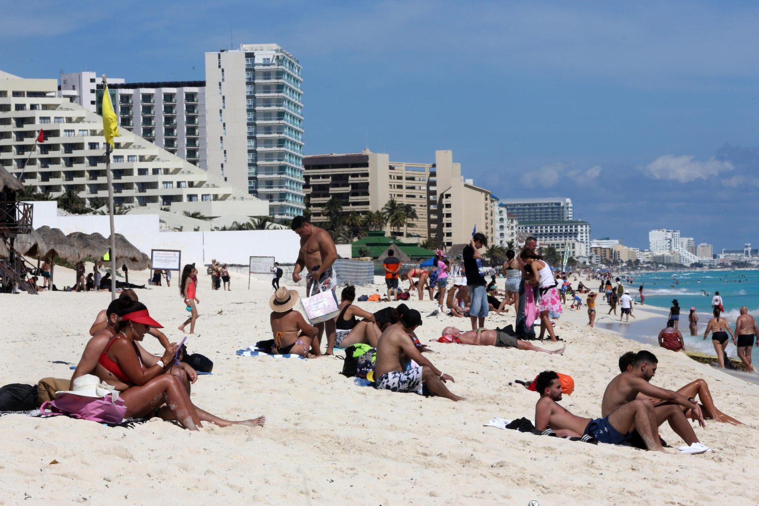 Fotografía de archivo que muestra turistas mientras descansan en una playa en Cancún, en Quintana Roo (México).   EFE/ Alonso Cupul