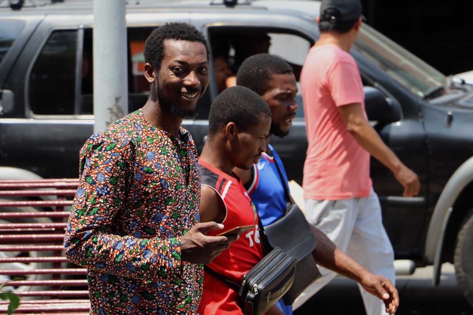 Migrantes de origen haitiano permanecen en espera de regularizar situación migratoria el 15 de marzo de 2024 en una plaza del municipio de Tapachula, en el estado de Chiapas (México). EFE/Juan Manuel Blanco