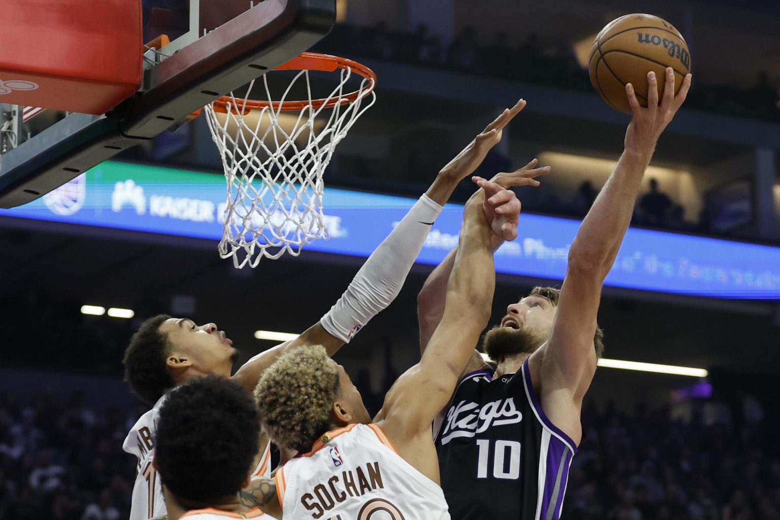 Fotografía de archivo, tomada el pasado 22 de febrero, en la que se registró al lituano Domantas Sabonis (d), ala-pívot de los Kings de Sacramento, quien aporto un triple doble de 17 punto, 19 rebotes y 10 asistencias para guiar el triunfo de su equipo 120-107 sobre los Lakers de Los Ángeles en la NBA. EFE/John G. Mabanglo