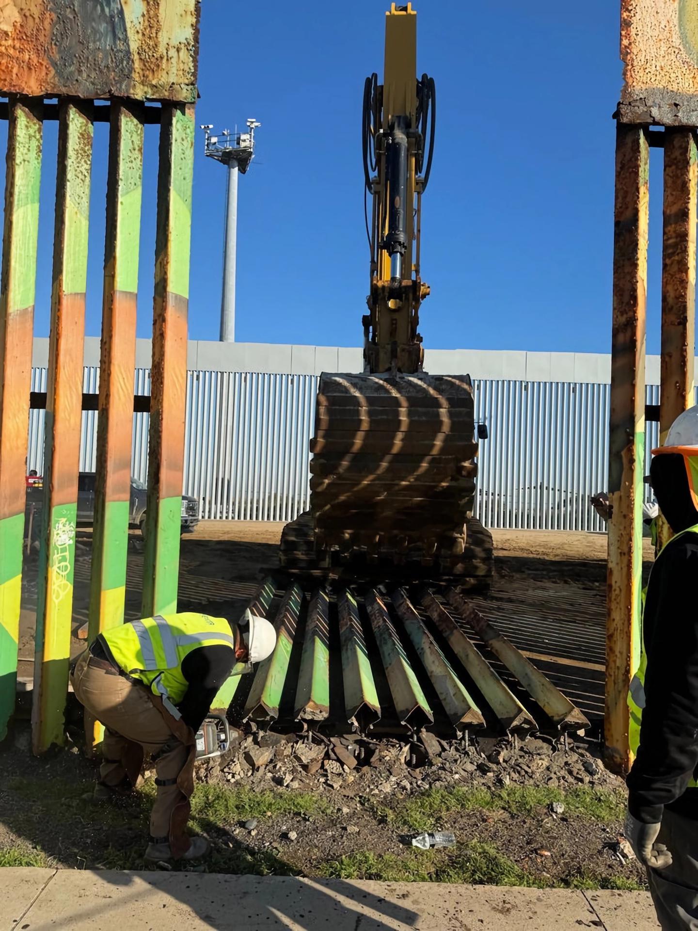 Fotografía cedida por los Amigos del Parque de la Amistad donde aparecen unos obreros mientras desmontan unos pilares metálicos del muro fronterizo del Parque de La Amistad, en San Diego, California (EE.UU.). EFE/ Amigos del Parque de la Amistad SÓLO USO EDITORIAL/SÓLO DISPONIBLE PARA ILUSTRAR LA NOTICIA QUE ACOMPAÑA (CRÉDITO OBLIGATORIO)