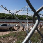 Trabajadores instalan vallados en la frontera entre México y Estados Unidos a lo largo del Río Grande, este jueves en la localidad de Eagle Pass (Estados Unidos). EFE/ Jairo Mejía