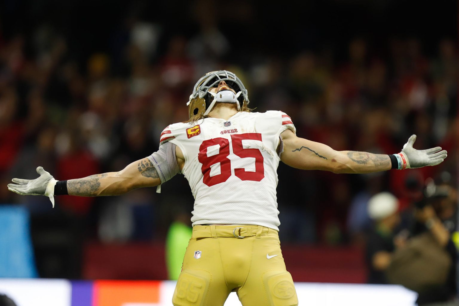 George Kittle de los San Francisco 49ers celebra hoy un touchdown contra los Arizona Cardinals. Imagen de archivo. EFE/Isaac Esquivel