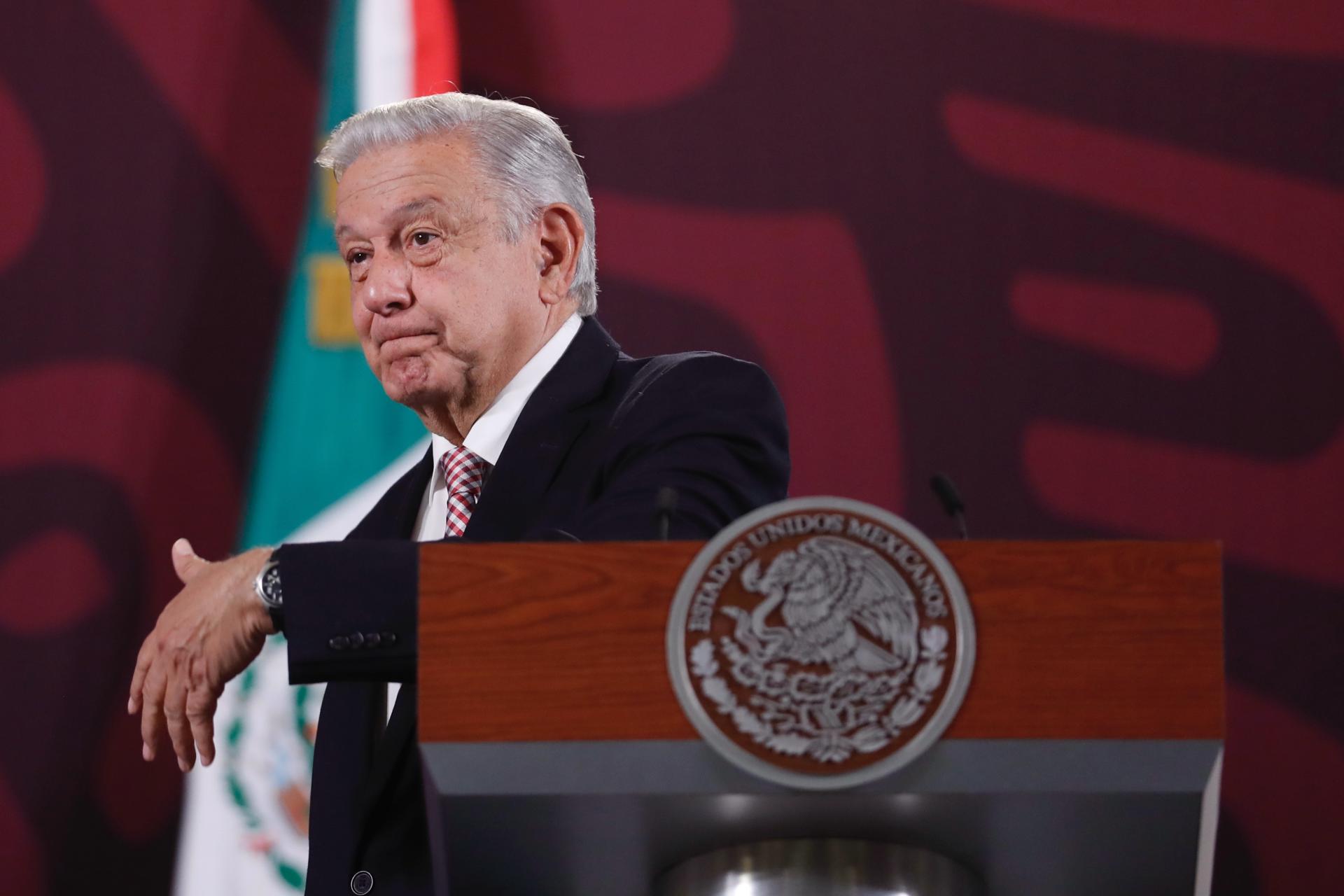 - El presidente de México, Andrés Manuel López Obrador, habla este viernes durante una rueda de prensa matutina, en el Palacio Nacional de Ciudad de México (México). EFE/ Sáshenka Gutiérrez
