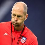 Fotografía de archivo en la que se registró al seleccionador del equipo nacional masculino de fútbol de Estados Unidos, Gregg Berhalter, durante un partido en el estadio Allegiant, en Las Vegas (, EE.UU.). EFE/Carlos Ramírez