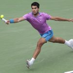 Carlos Alcaraz de España en acción contra Daniill Medvedev de Rusia durante la final masculina del torneo de tenis BNP Paribas Open en Indian Wells, California, Estados Unidos. EFE/EPA/JUAN G. MABANGLO