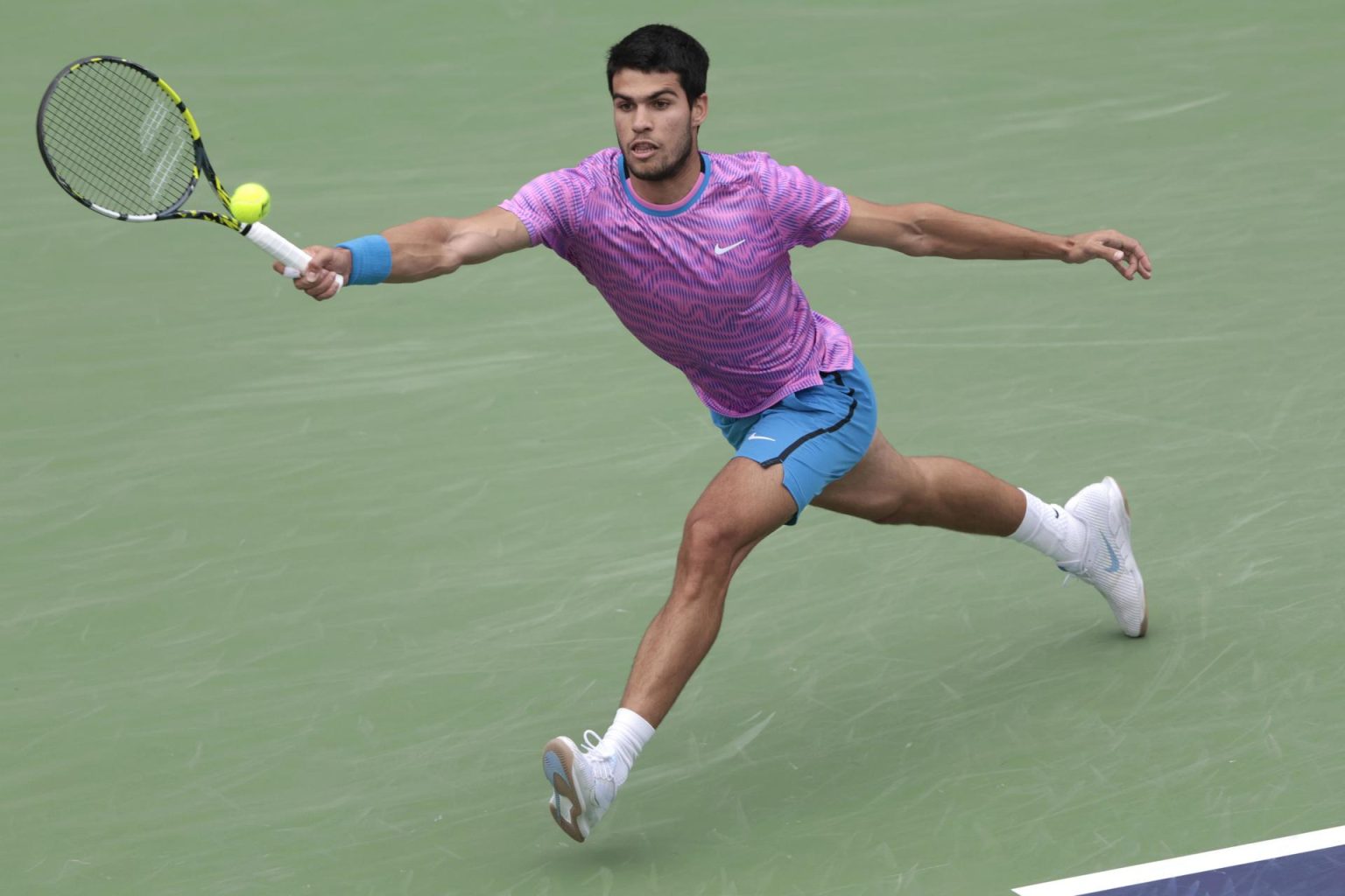 Carlos Alcaraz de España en acción contra Daniill Medvedev de Rusia durante la final masculina del torneo de tenis BNP Paribas Open en Indian Wells, California, Estados Unidos. EFE/EPA/JUAN G. MABANGLO