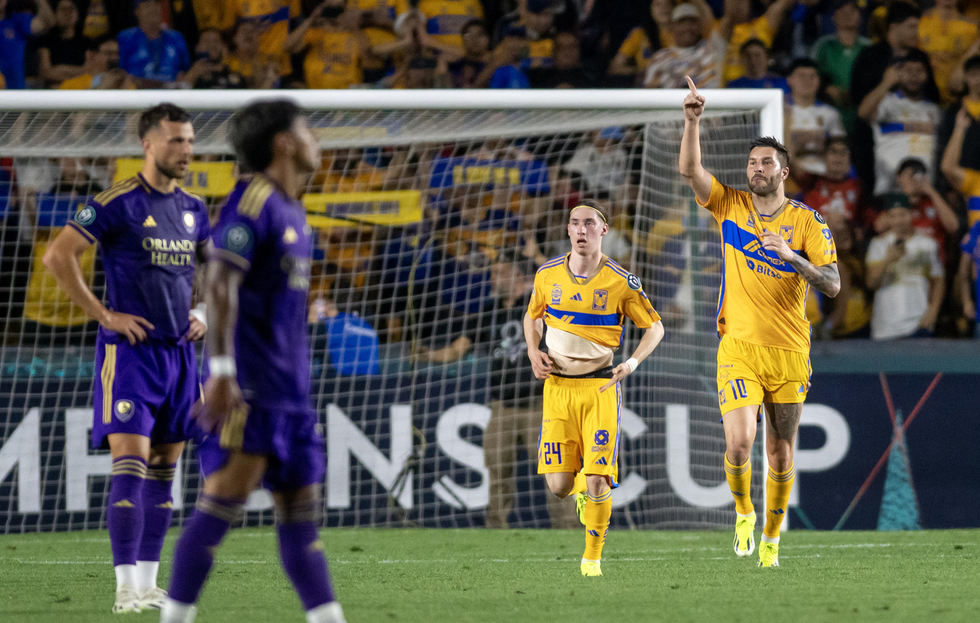 Marcelo Flores y Andre Gignac (d) de Tigres de México festejan una anotación ante Orlando City de Estados Unidos este martes durante un partido de vuelta de los octavos de final de la Copa de Campeones de la Concacaf entre Tigres y Orlando City, disputado en el Estadio Universitario, en Monterrey (México). EFE/ Miguel Sierra
