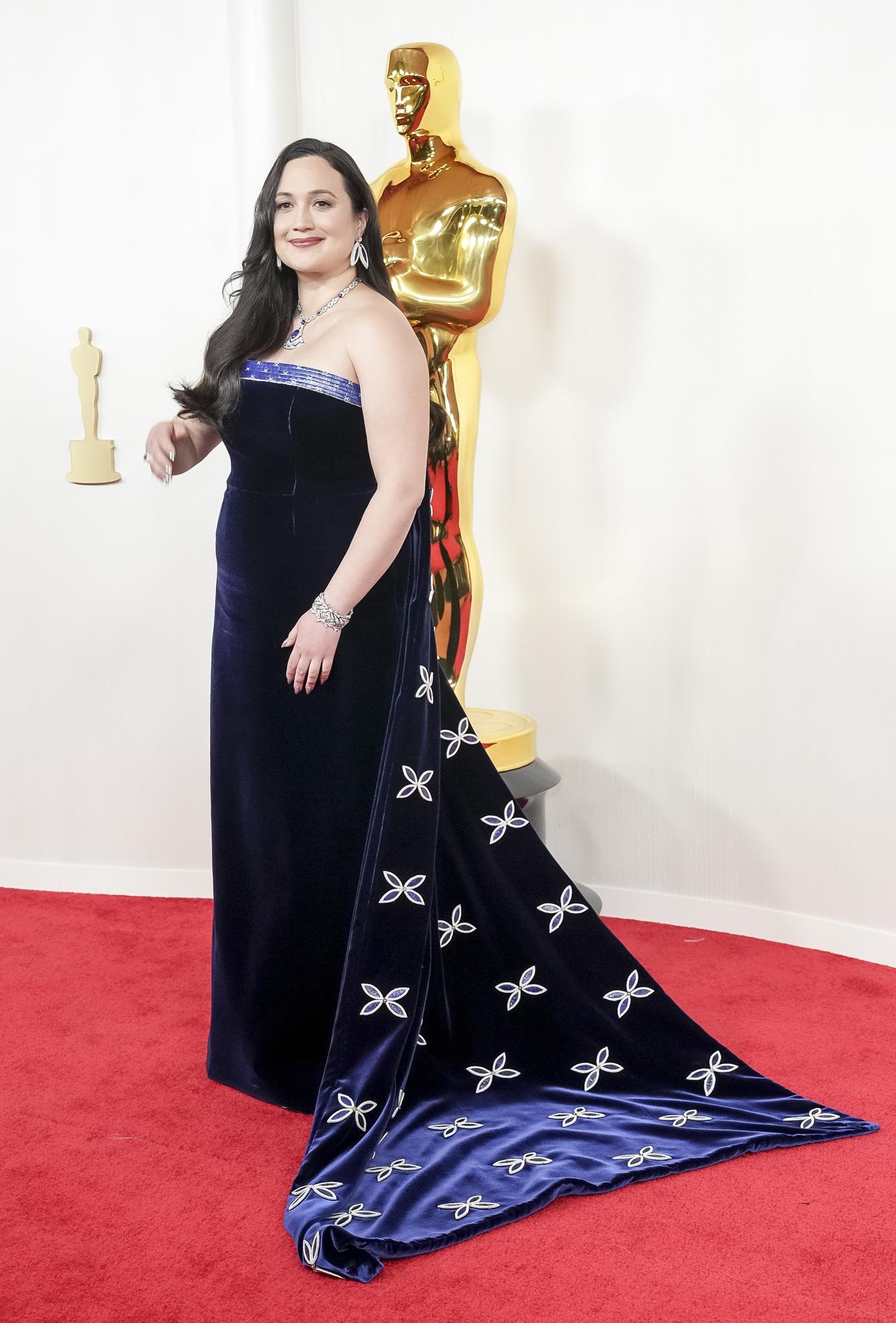 Lily Gladstone en la alfombra roja de los premios Oscar en el Dolby Theatre en Los Ángeles (EE.UU). EFE/EPA/ALLISON DINNER
