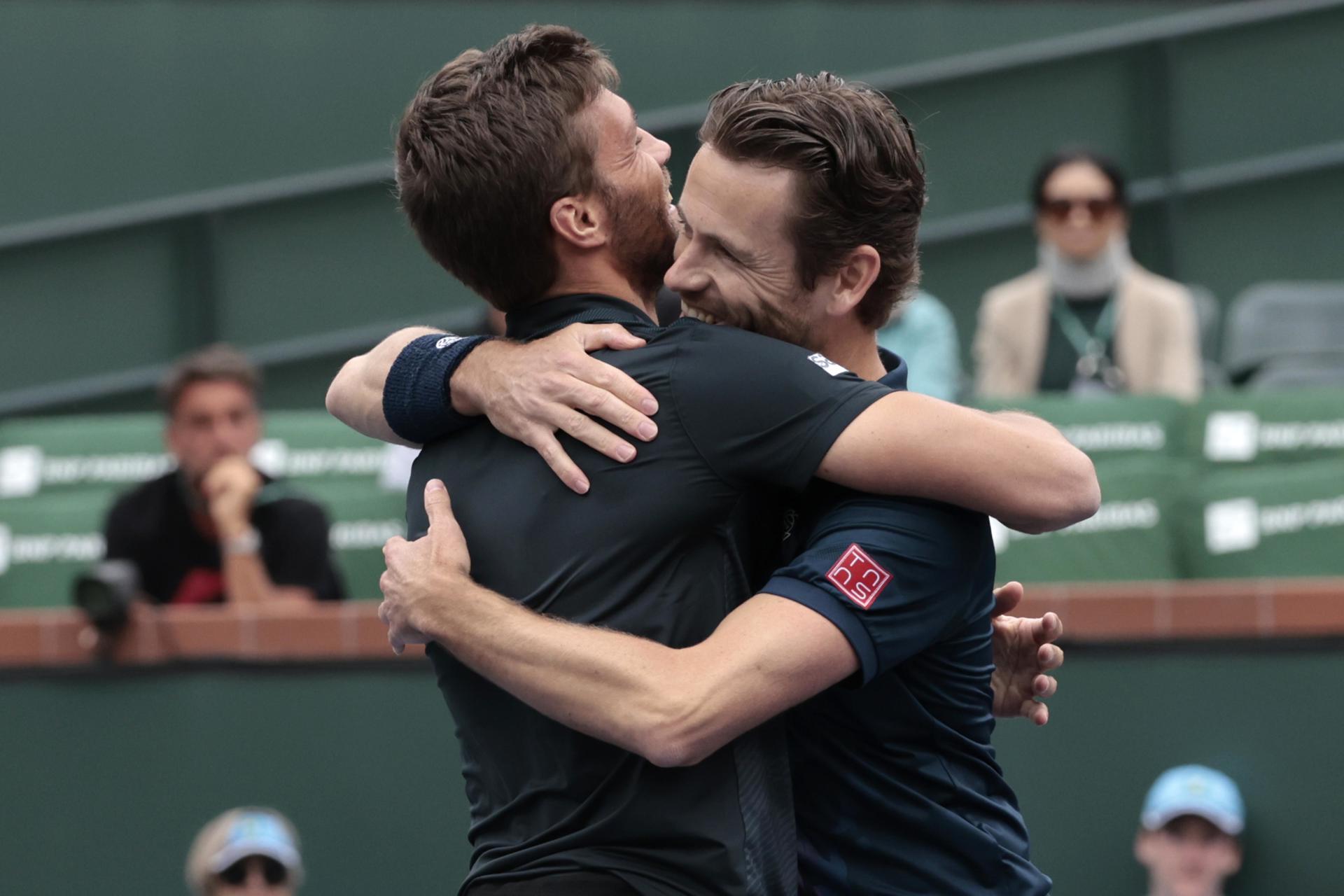 El tenista neerlandés Wesley Koolhof (d) y el croata Nikola Mektic fueron registrados este viernes, 15 de marzo, al festejar su triunfo sobre la pareja conformada por el español Marcel Granollers y el argentino Horacio Zeballos en al final masculina de dobles del Masters 1.000 de Indian Wells, en Indian Wells (California, EE.UU.) EFE/John G. Mabanglo
