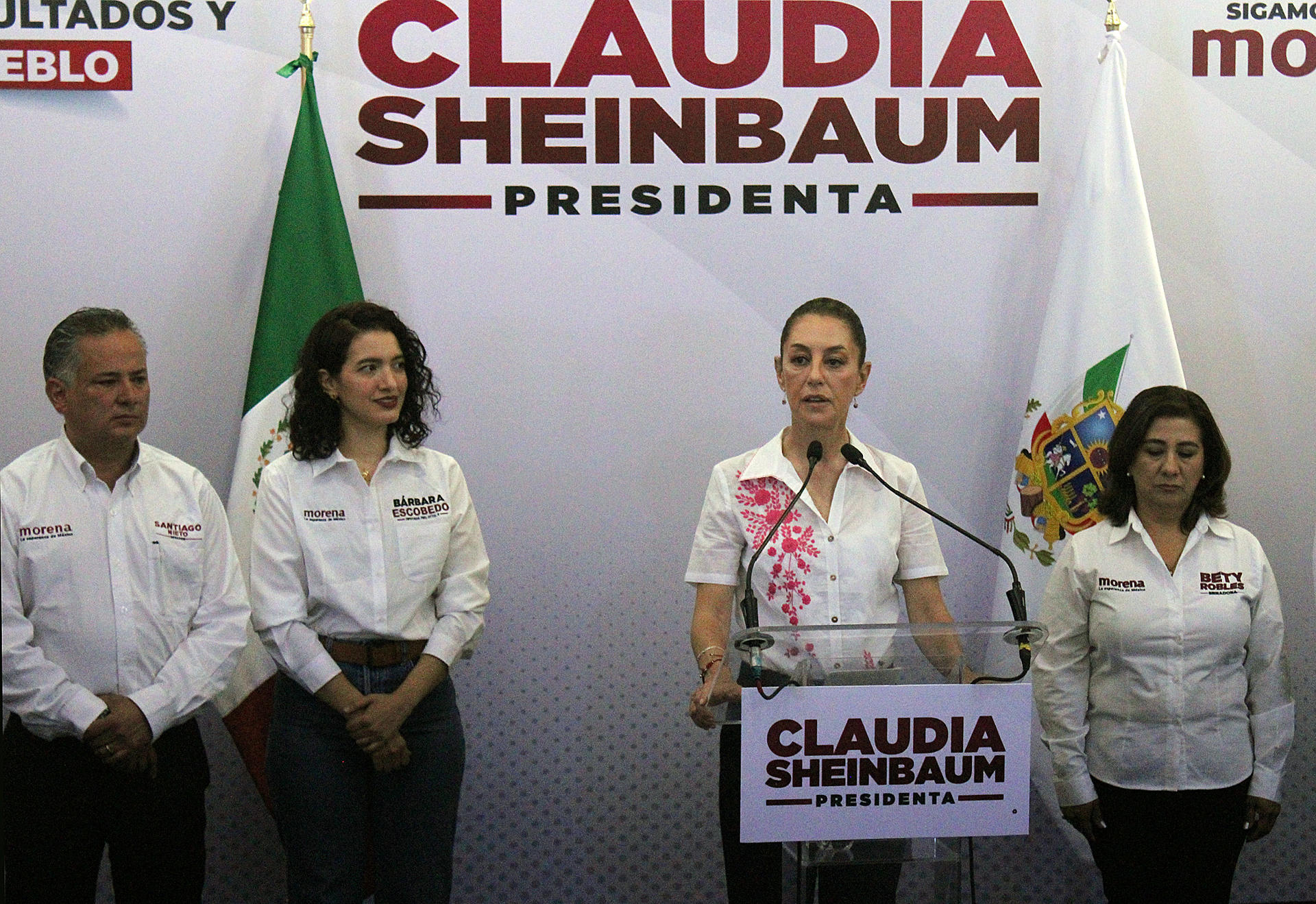 La candidata presidencial del oficialismo Movimiento de Regeneración Nacional (Morena), Claudia Sheinbaum, participa durante un acto público este jueves en Querétaro (México). EFE/ Sergio Adrián Angeles
