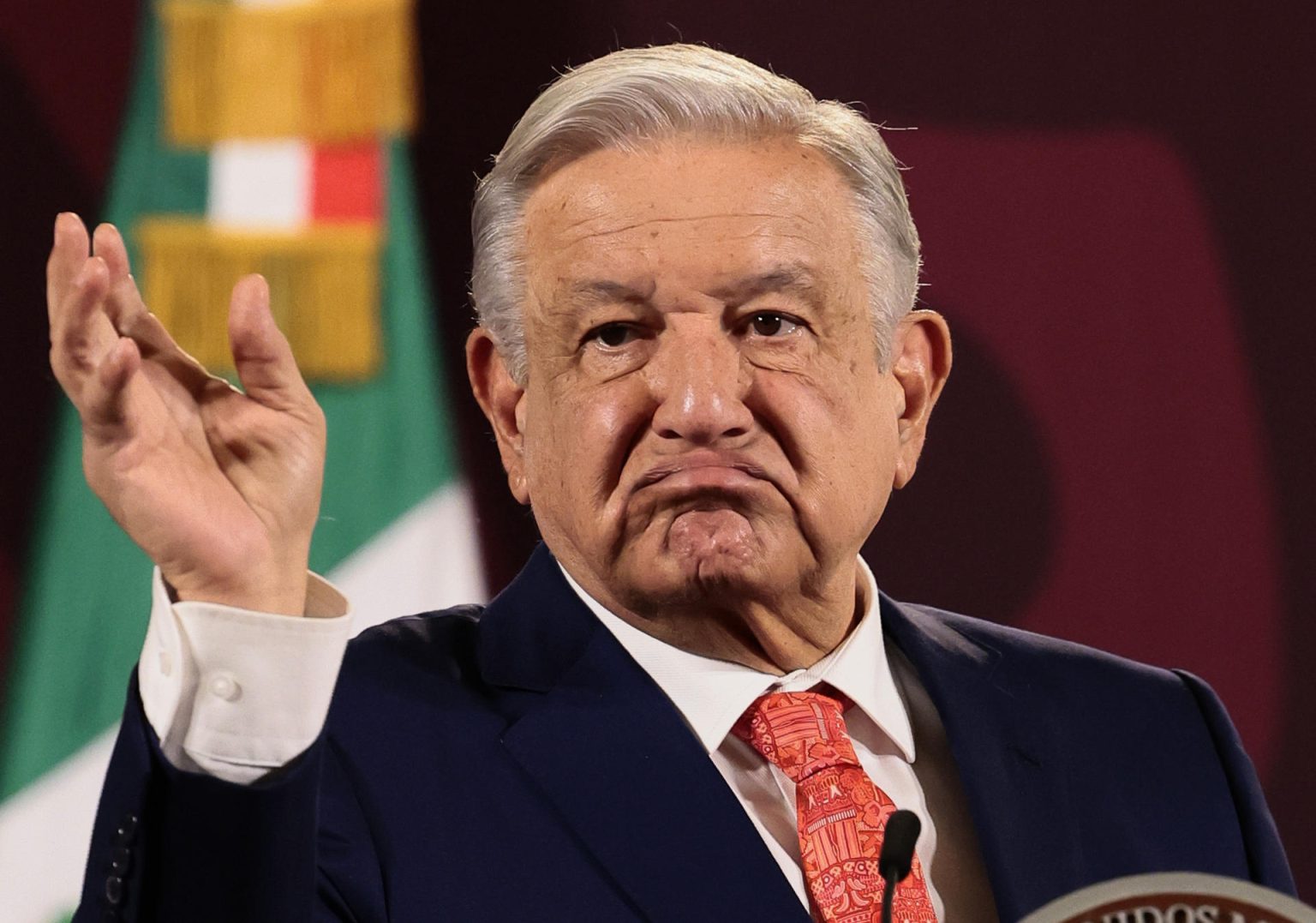 El presidente de México, Andrés Manuel López Obrador, habla durante su conferencia de prensa matutina este lunes en el Palacio Nacional de la Ciudad de México (México). EFE/ José Méndez