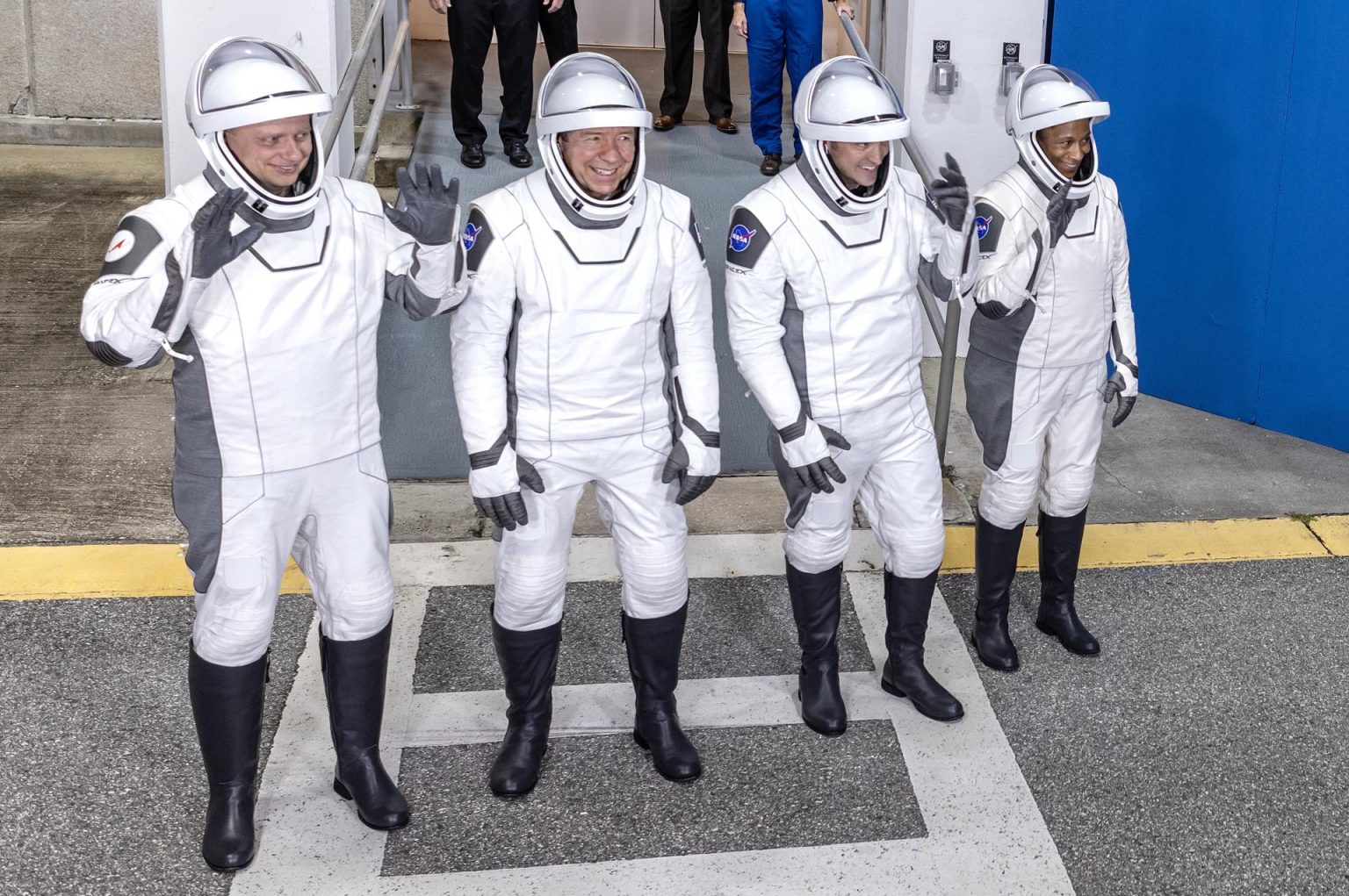 (De i a d) los miembros de la misión comercial tripulada de la NASA y SpaceX a la Estación Espacial Internacional Crew-8: Alexander Grebenkin, Michael Barratt, Matthew Dominick y Jeanette Epps fueron registrados este domingo, 3 de marzo, ante del despegue de la misión, en Titusville (Florida, EE.UU.). EFE/Cristóbal Herrera