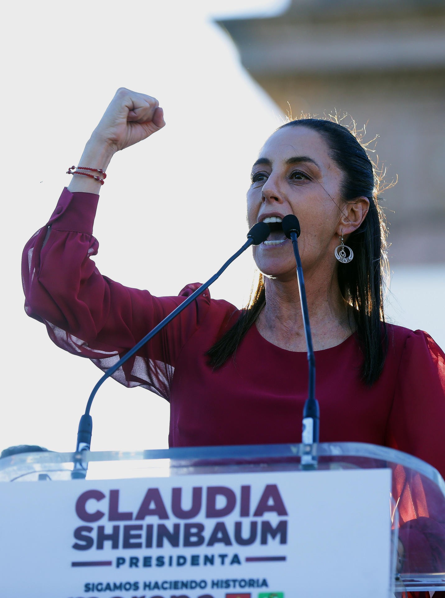 La candidata presidencial del oficialismo Movimiento de Regeneración Nacional (Morena) Claudia Sheinbaum, habla este martes durante su participación en un acto público, en León (México). EFE/ Luis Ramírez
