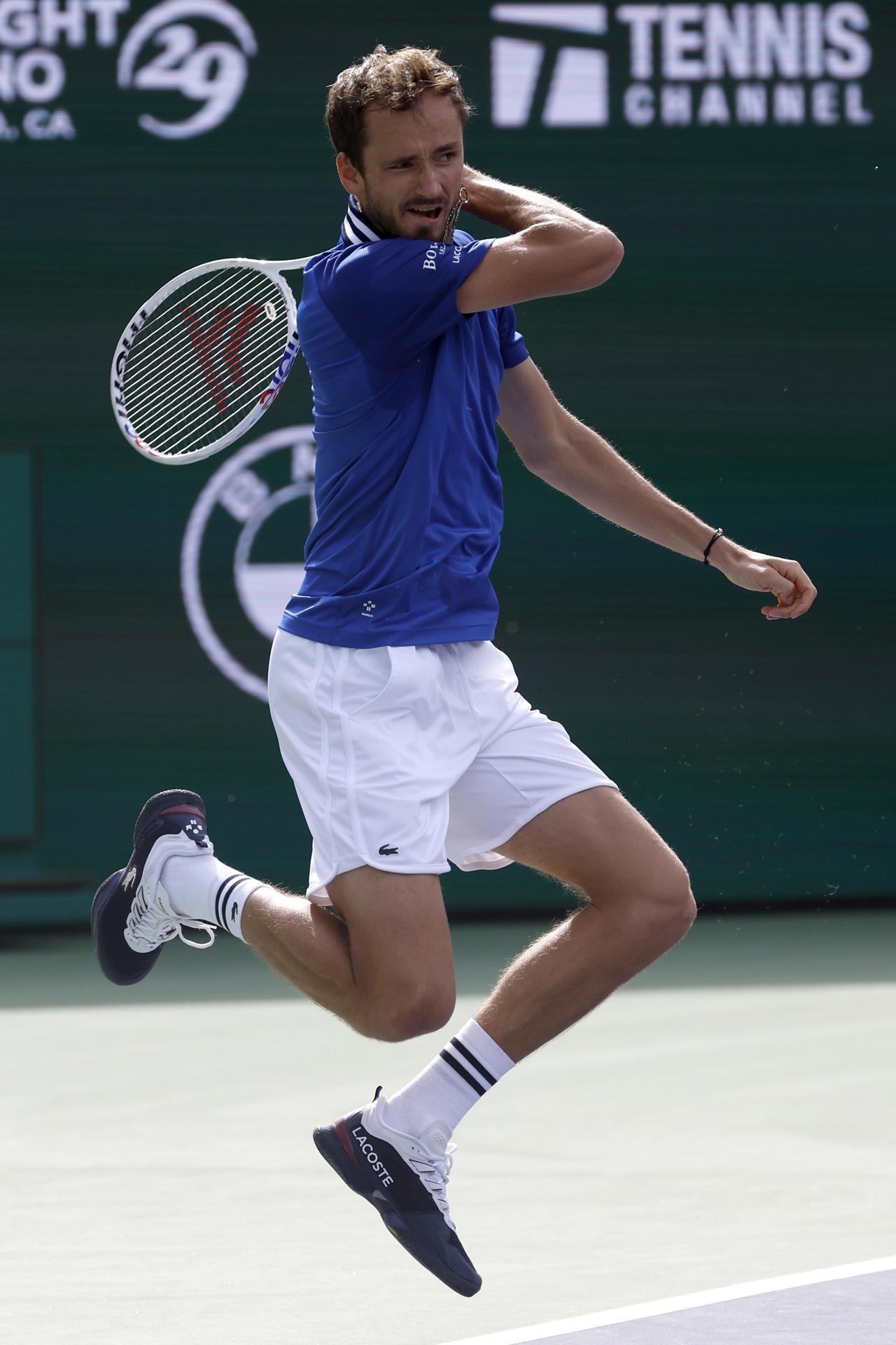 El tenista ruso Daniil Medvedev fue registrado este miércoles, 13 de marzo, al devolverle una bola al búlgaro Grigor Dimitrov, durante un partido de los octavos de final del Masters 1.000 de Indian Wells, en Indian Wells (California, EE.UU.) EFE/John G. Mabanglo
