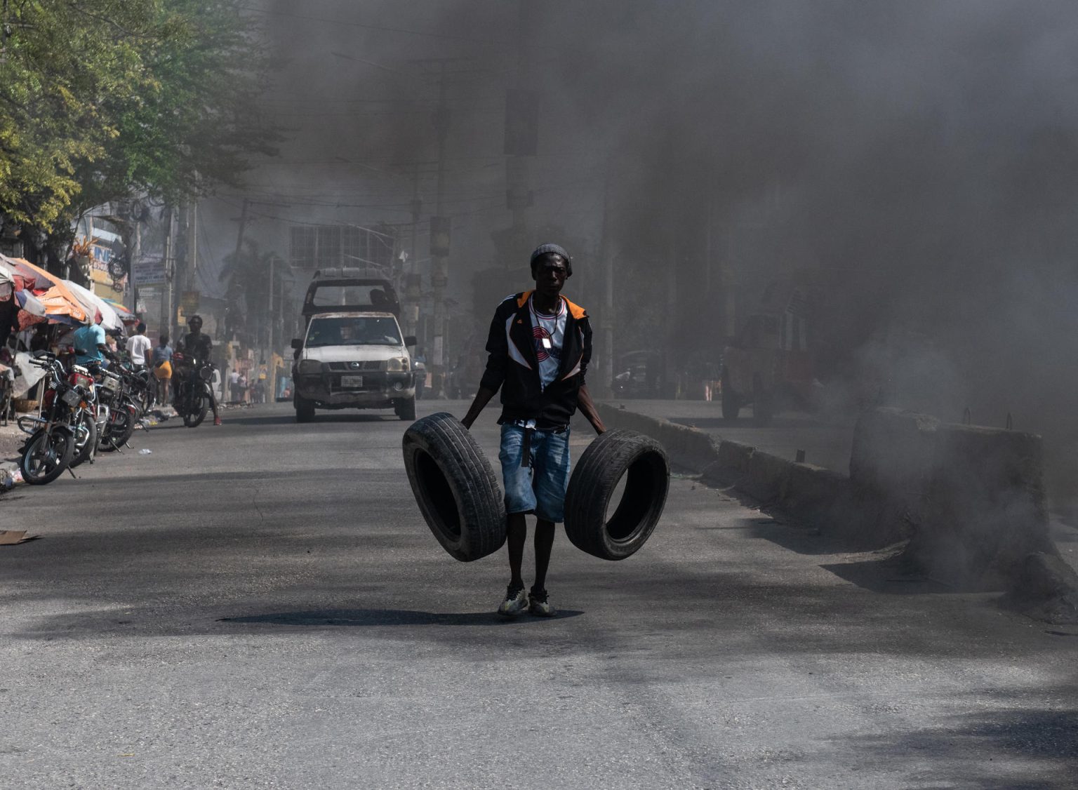 Manifestantes incendian neumáticos durante una protesta este martes en Puerto Príncipe (Haití). El Gobierno de Estados Unidos afirmó este martes que espera que el nombramiento de un nuevo primer ministro haitiano suceda "sin más demora" después de que el actual, Ariel Henry, anunciara su dimisión. EFE/ Johnson Sabin