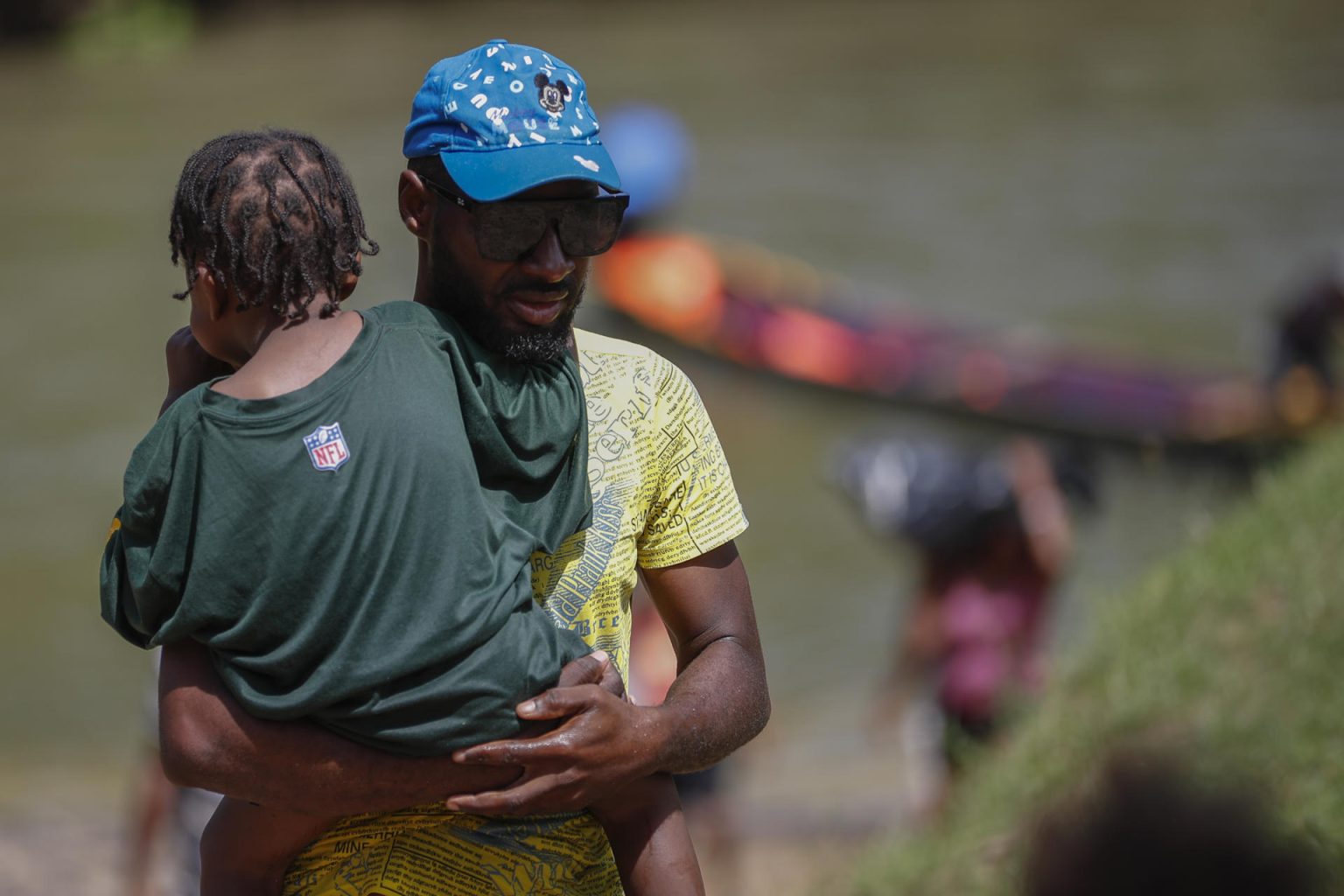 Un migrante haitiano camina con una niña antes de llegar a la Estación de Recepción Migratoria (ERM) de Lajas Blancas luego de atravesar la selva del Darién (Panamá). Imagen de archivo. EFE/ Bienvenido Velasco