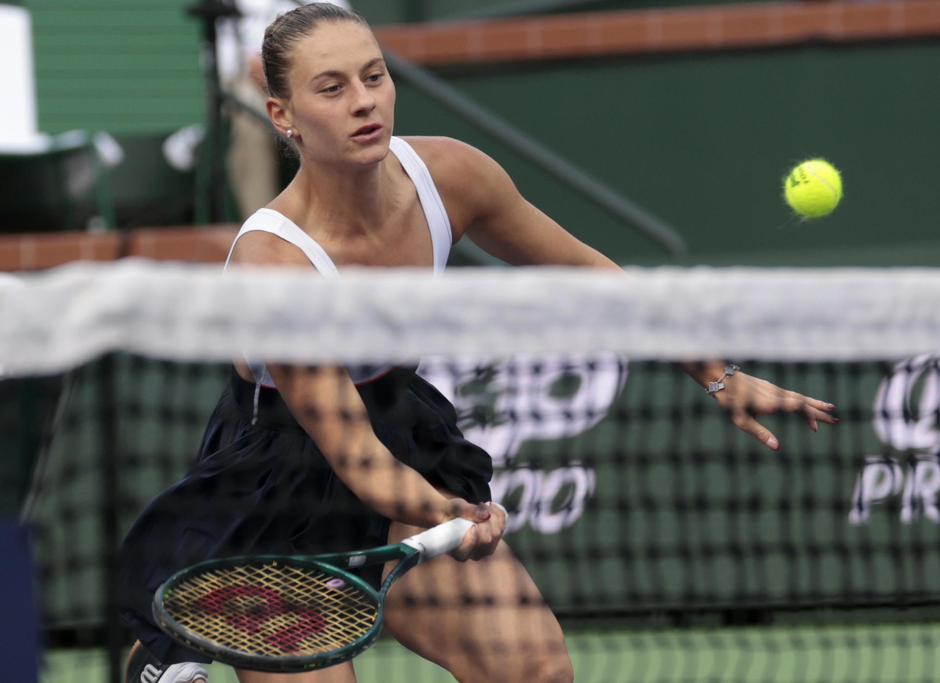 La ucraniana Marta Kostyuk, en acción durante su partido contra la polaca Iga Swiatek, en la semifinal del Abierto de tenis de Indian Wells. EFE/EPA/JOHN G. MABANGLO
