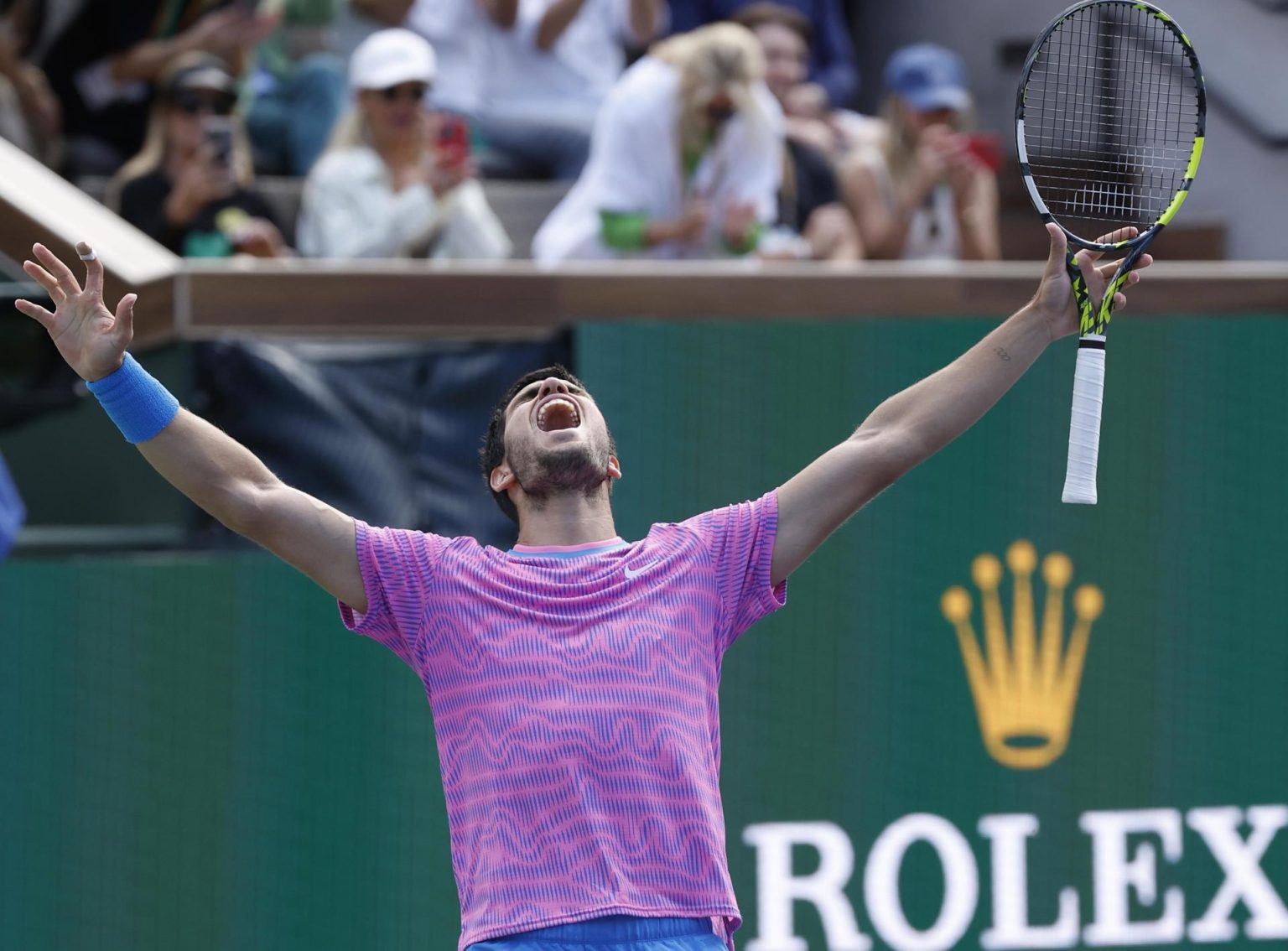 El español Carlos Alcaraz celebra tras vencer al ruso Daniill Medvedev en la final de Indian Wells, este 17 de marzo de 2024. EFE/EPA/John G. Mabanglo