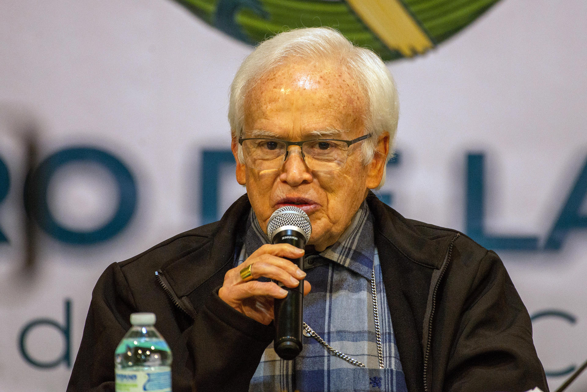 El presidente del Consejo Directivo del Centro de Derechos Humanos Fray Bartolomé de Las Casas, AC, obispo Raúl Vera participa durante el 35 aniversario de la organización este jueves en San Cristobal de las Casas, estado de Chiapas (México). EFE/Carlos López
